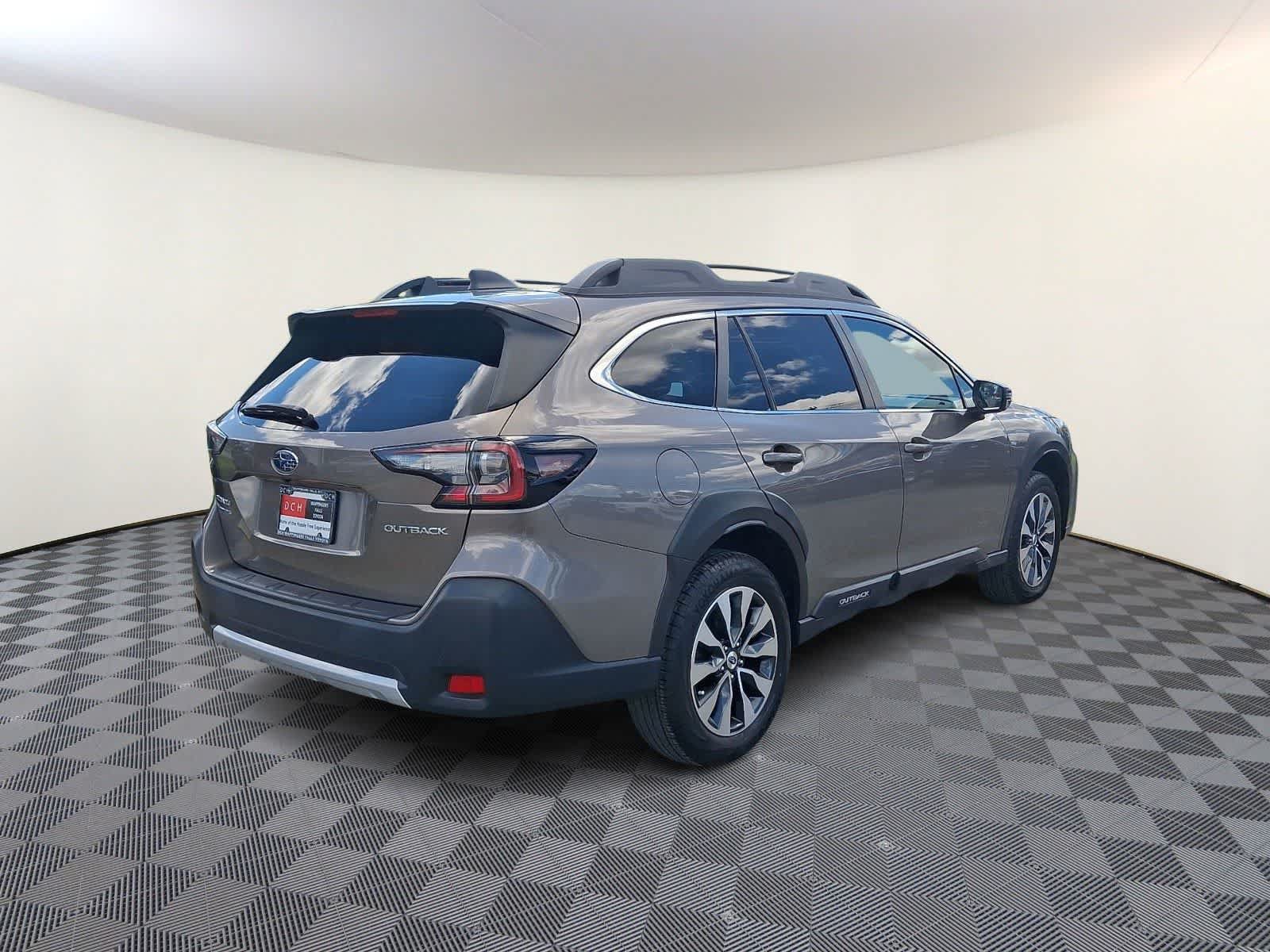 Used 2023 Subaru Outback Limited AWD/4WD image 5