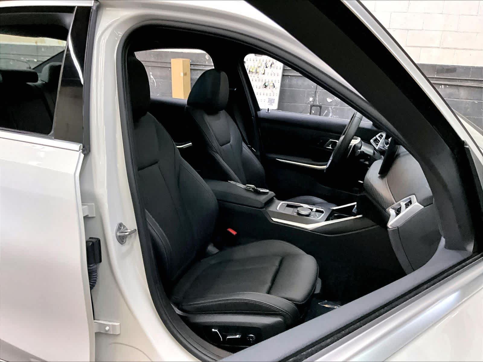 Used 2025 BMW 330i Sedan w/ Convenience Package RWD image 10