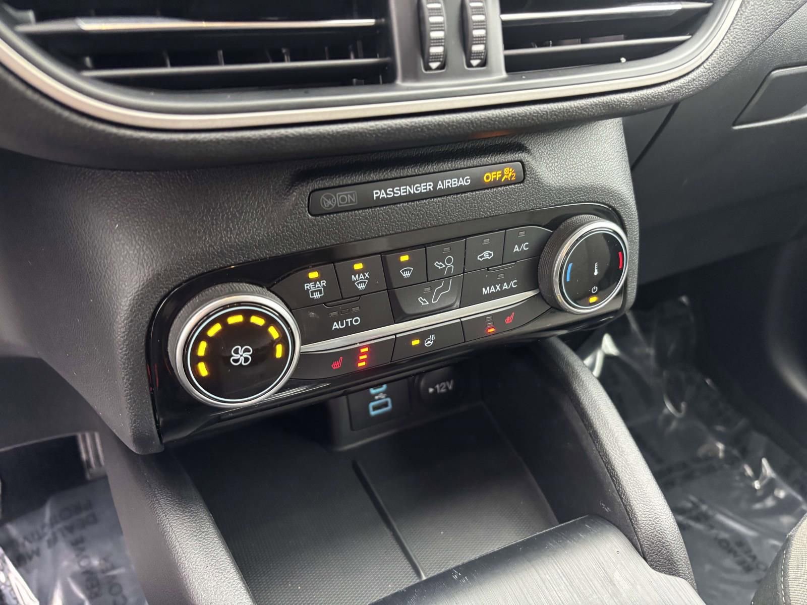 Used 2022 Ford Escape SE w/ SE Sport Appearance Package image 24