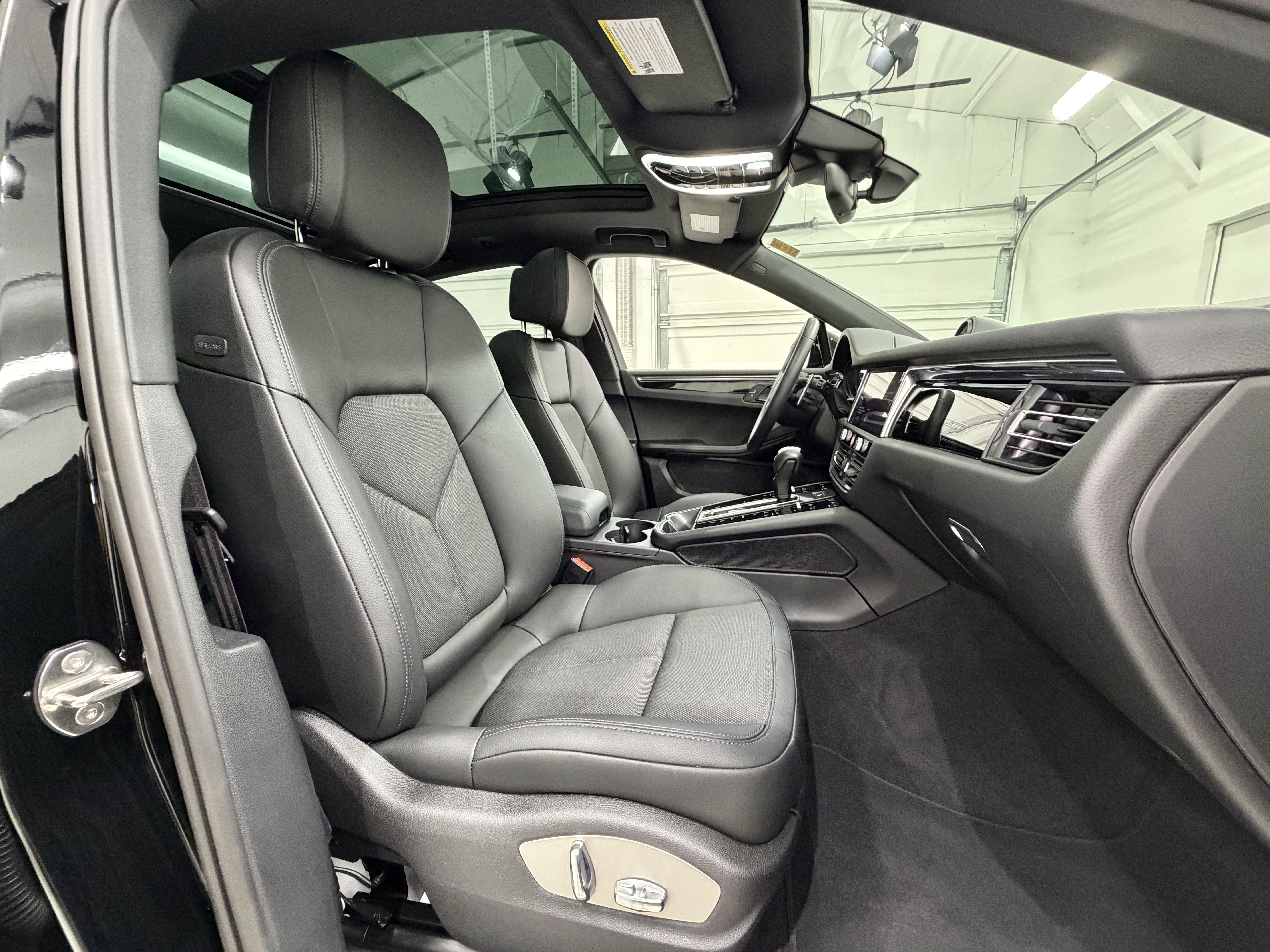 Certified 2026 Porsche Macan AWD/4WD image 22