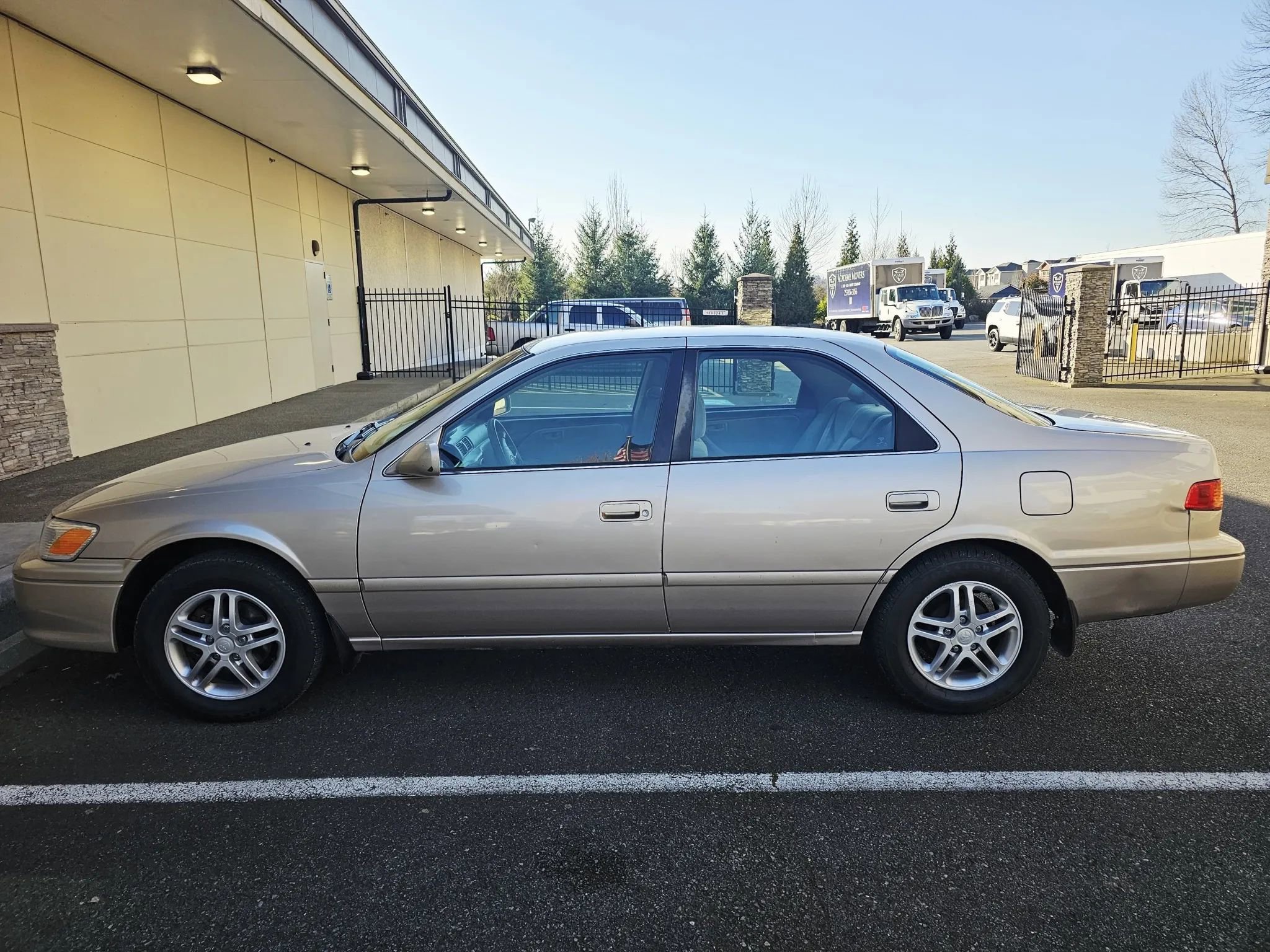 Used 2001 Toyota Camry LE FWD image 2