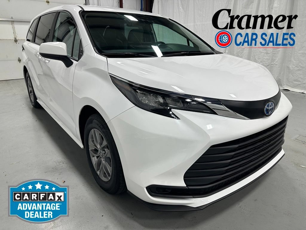 Used 2025 Toyota Sienna LE FWD image 1