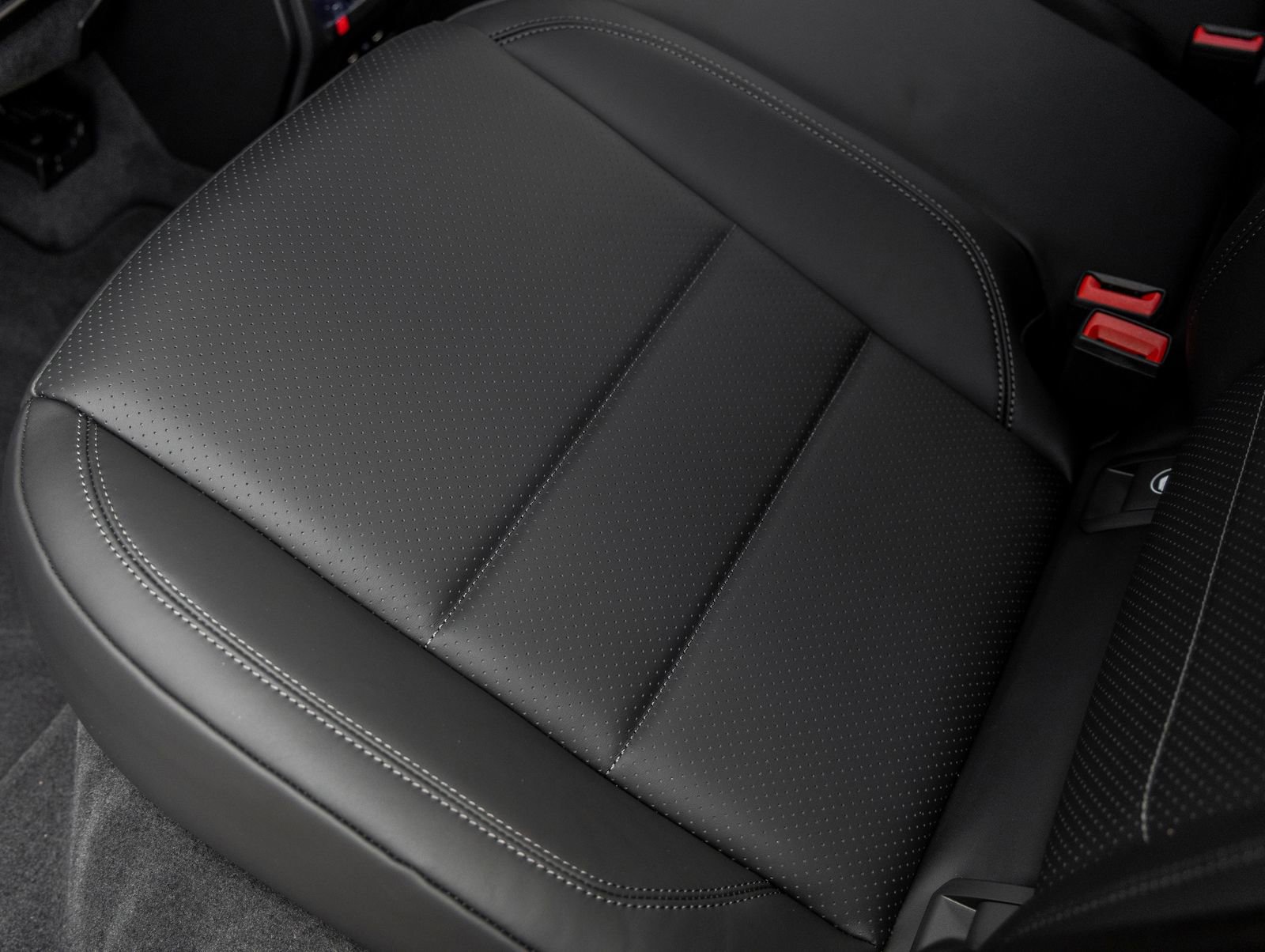 Certified 2025 Porsche Macan 4 Electric image 28