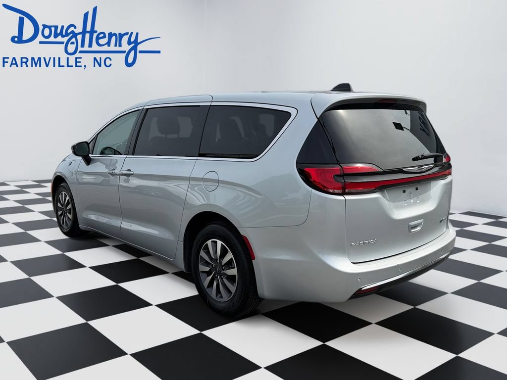 Used 2024 Chrysler Pacifica Limited FWD image 3