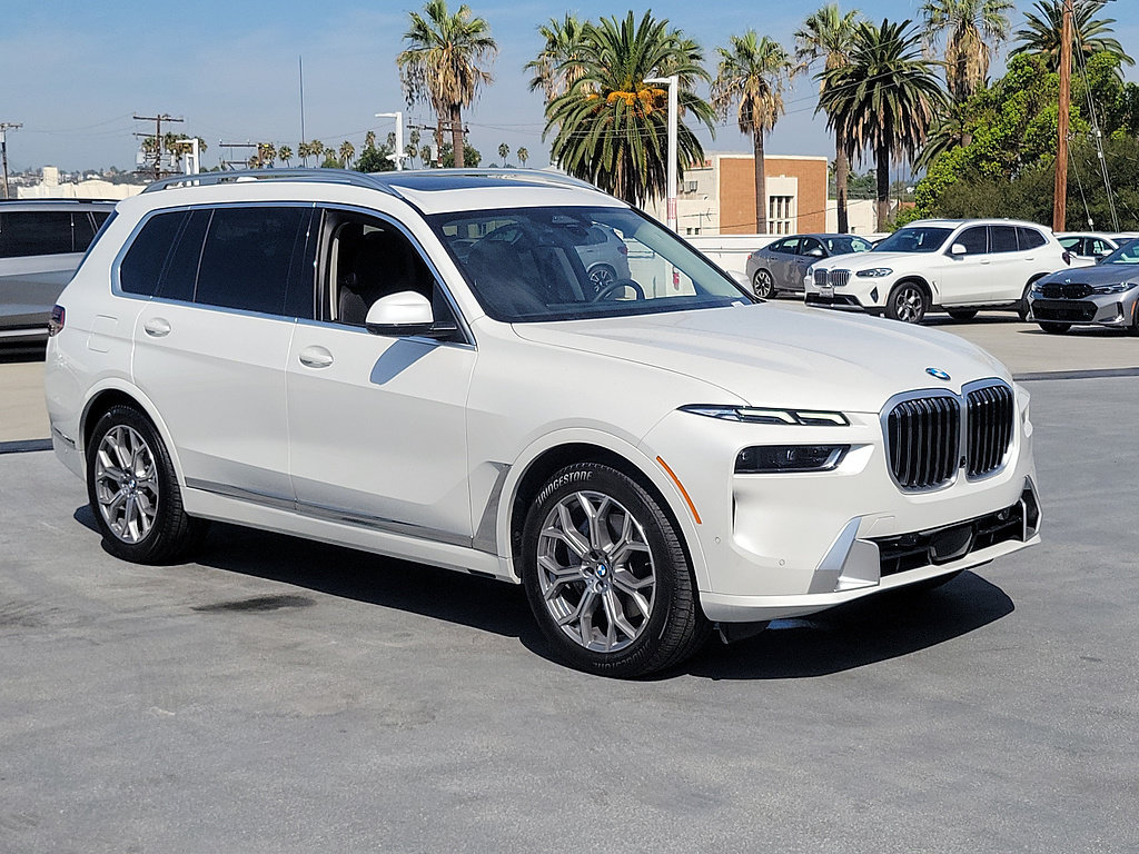 Used 2024 BMW X7 xDrive40i w/ Premium Package AWD/4WD image 4