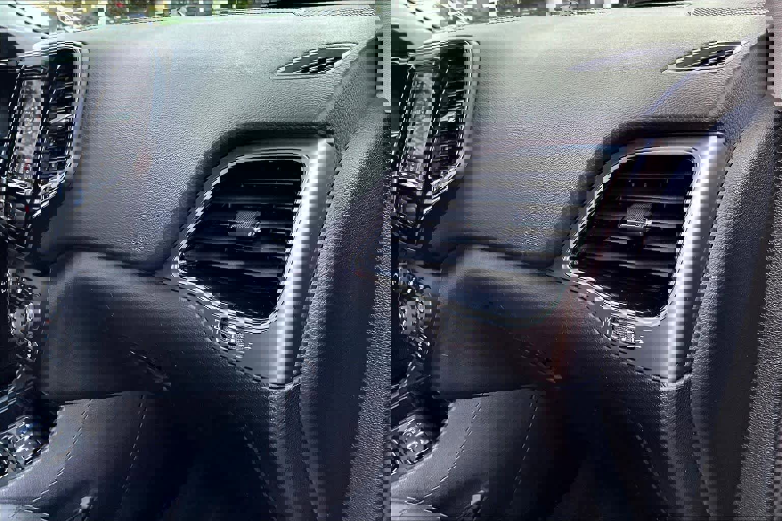 Used 2019 Jeep Cherokee Limited image 17