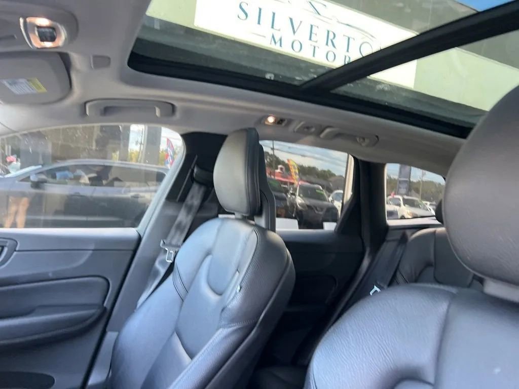 Used 2018 Volvo XC60 T5 Momentum w/ Advanced Package image 30