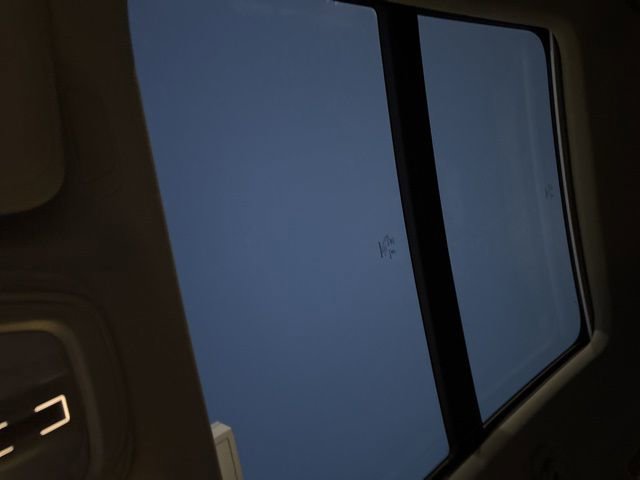 Used 2025 Volvo XC40 B5 Plus image 25