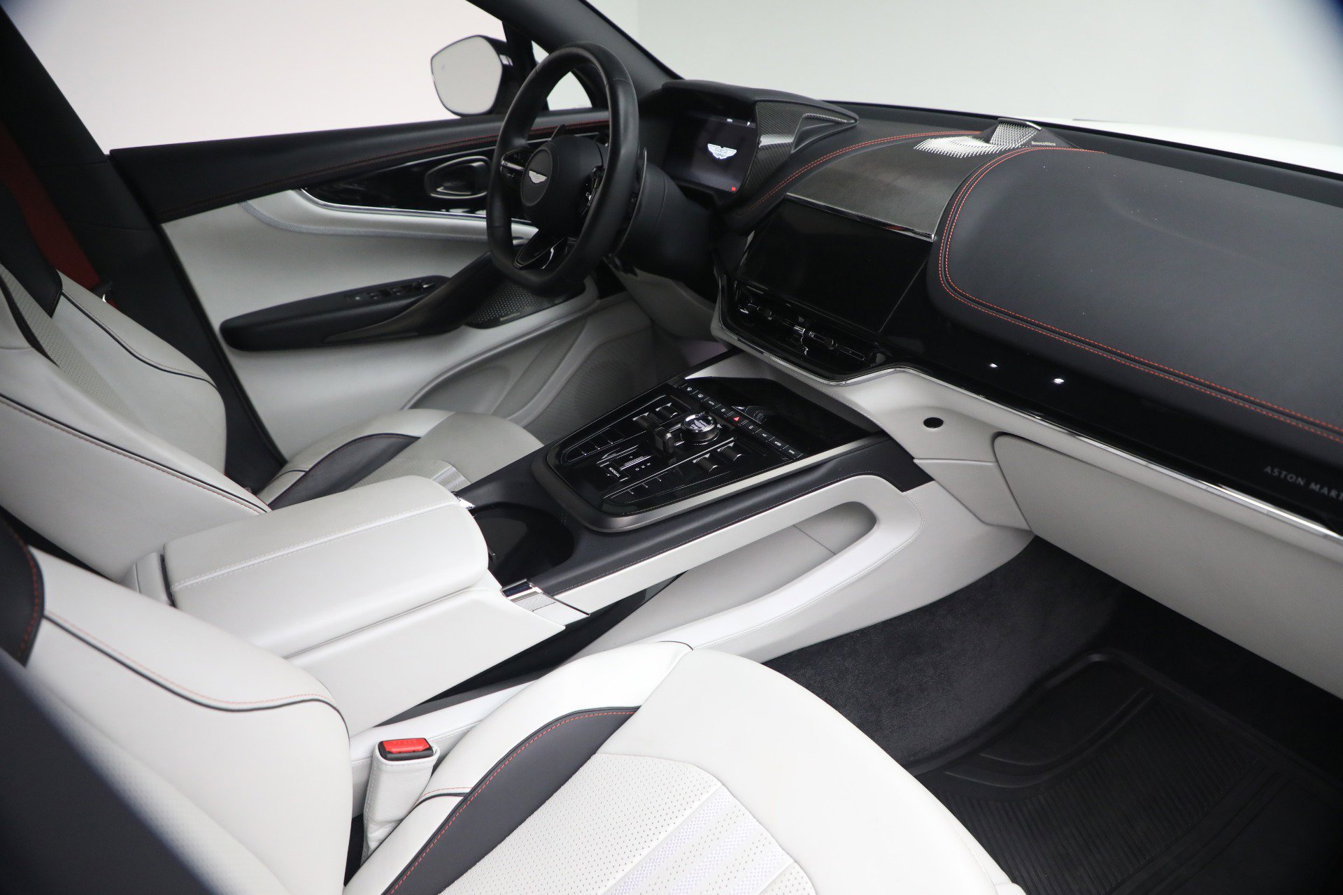 Used 2025 Aston Martin DBX 707 image 21