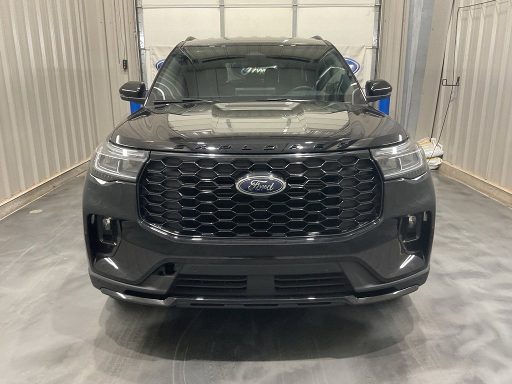Used 2025 Ford Explorer ST-Line w/ ST-Line Street Pack image 2