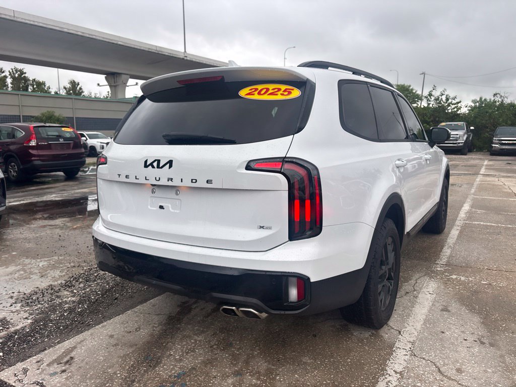 Used 2025 Kia Telluride AWD image 3