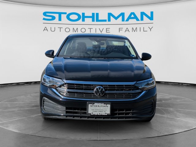 Certified 2023 Volkswagen Jetta SE w/ Panoramic Sunroof Package FWD image 2