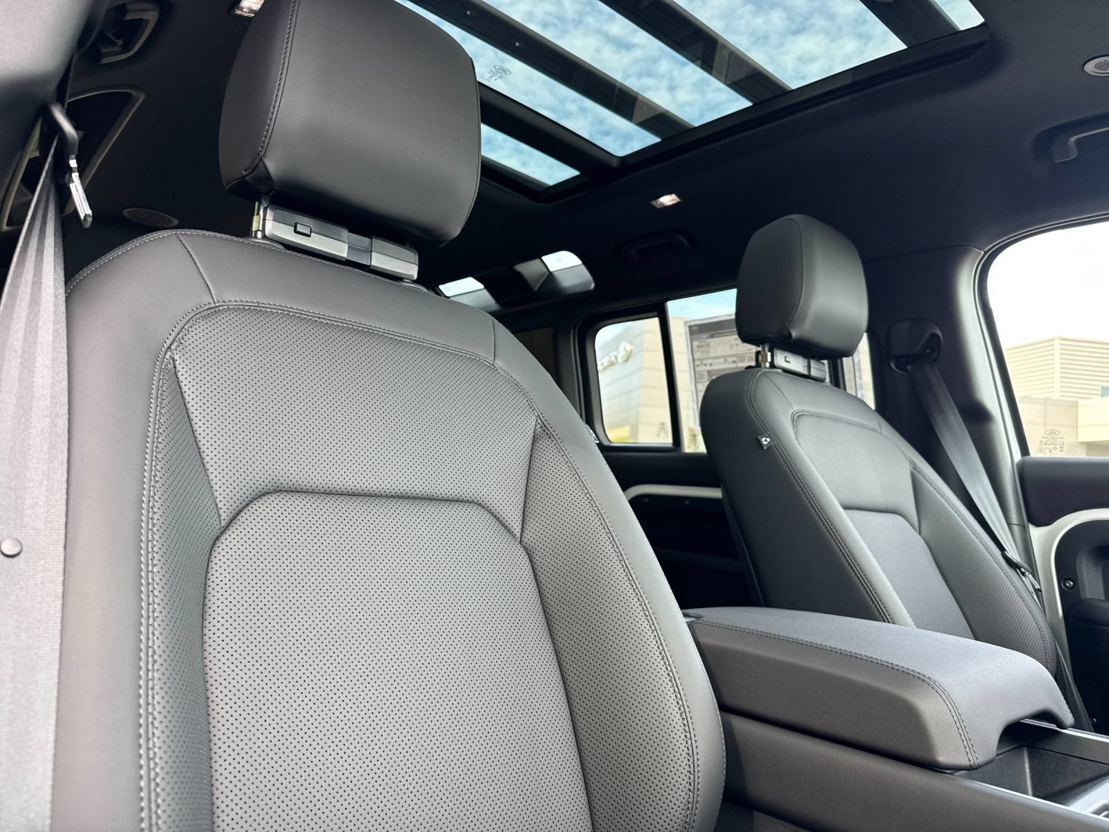 New 2026 Land Rover Defender 110 X-Dynamic SE AWD/4WD image 17