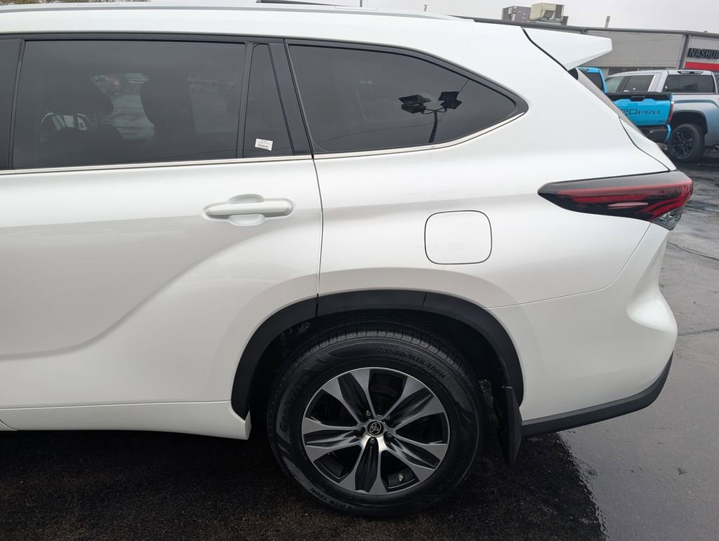 Certified 2024 Toyota Highlander XLE AWD/4WD image 4