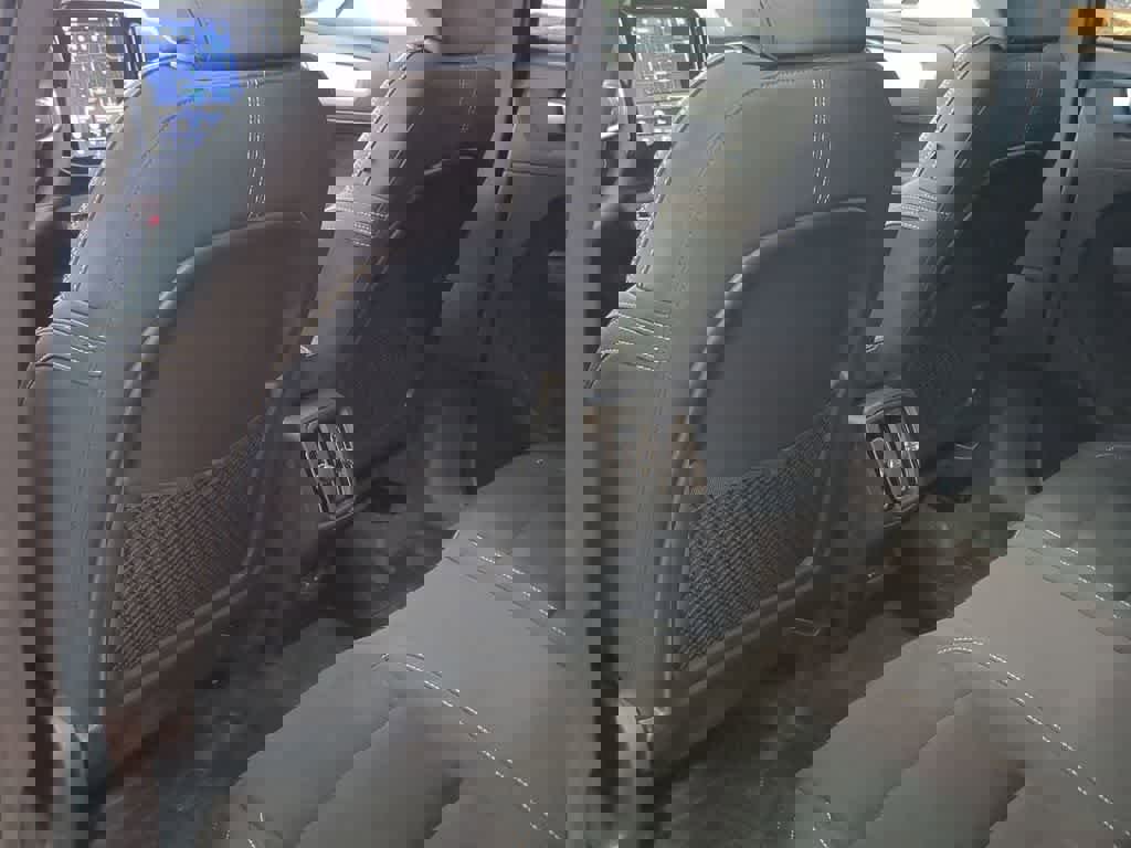 New 2026 Volvo XC40 B5 Ultra w/ Protection Package Premier image 17