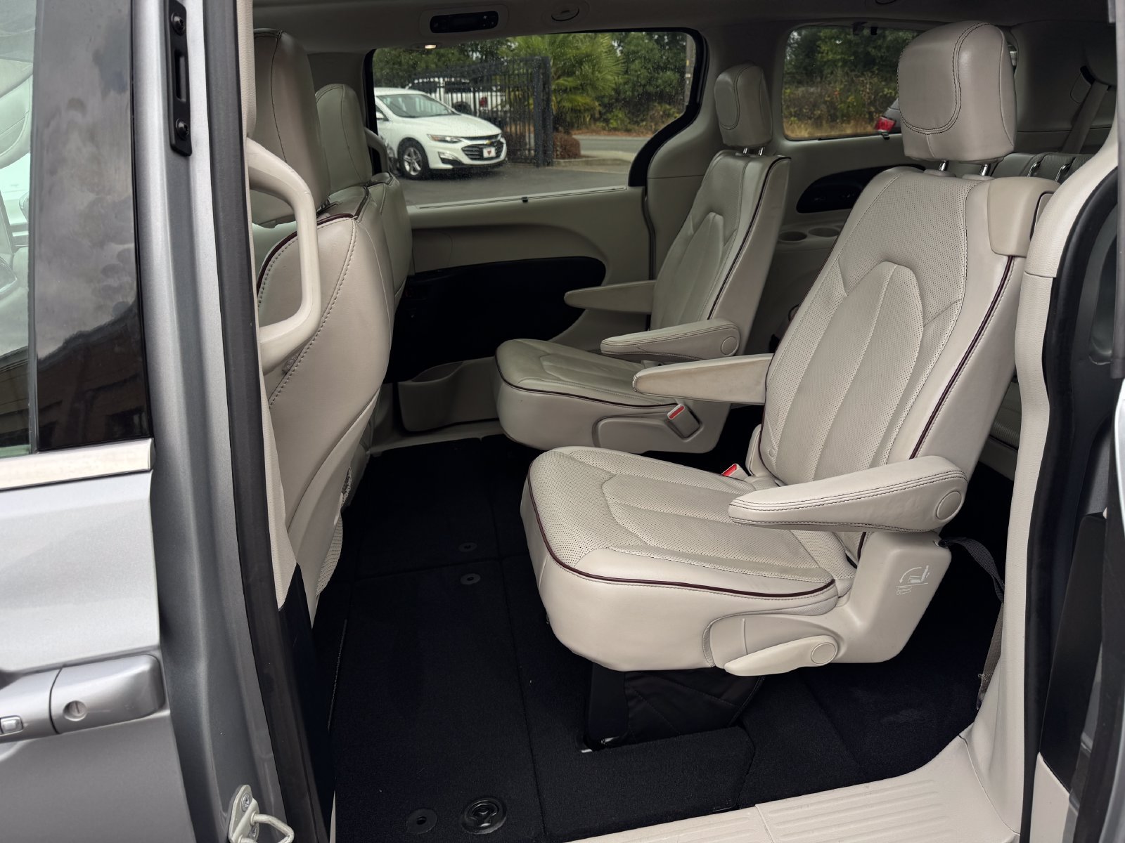 Used 2020 Chrysler Pacifica Limited FWD image 15
