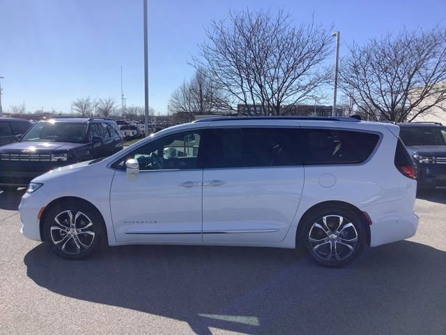 Used 2024 Chrysler Pacifica Pinnacle image 3