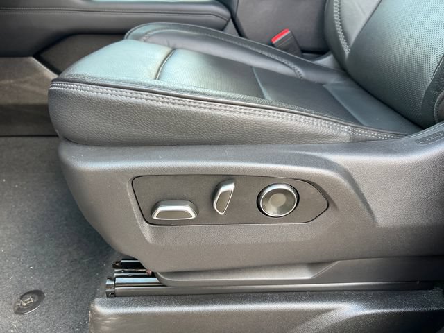 Used 2025 GMC Yukon XL Denali AWD/4WD image 13