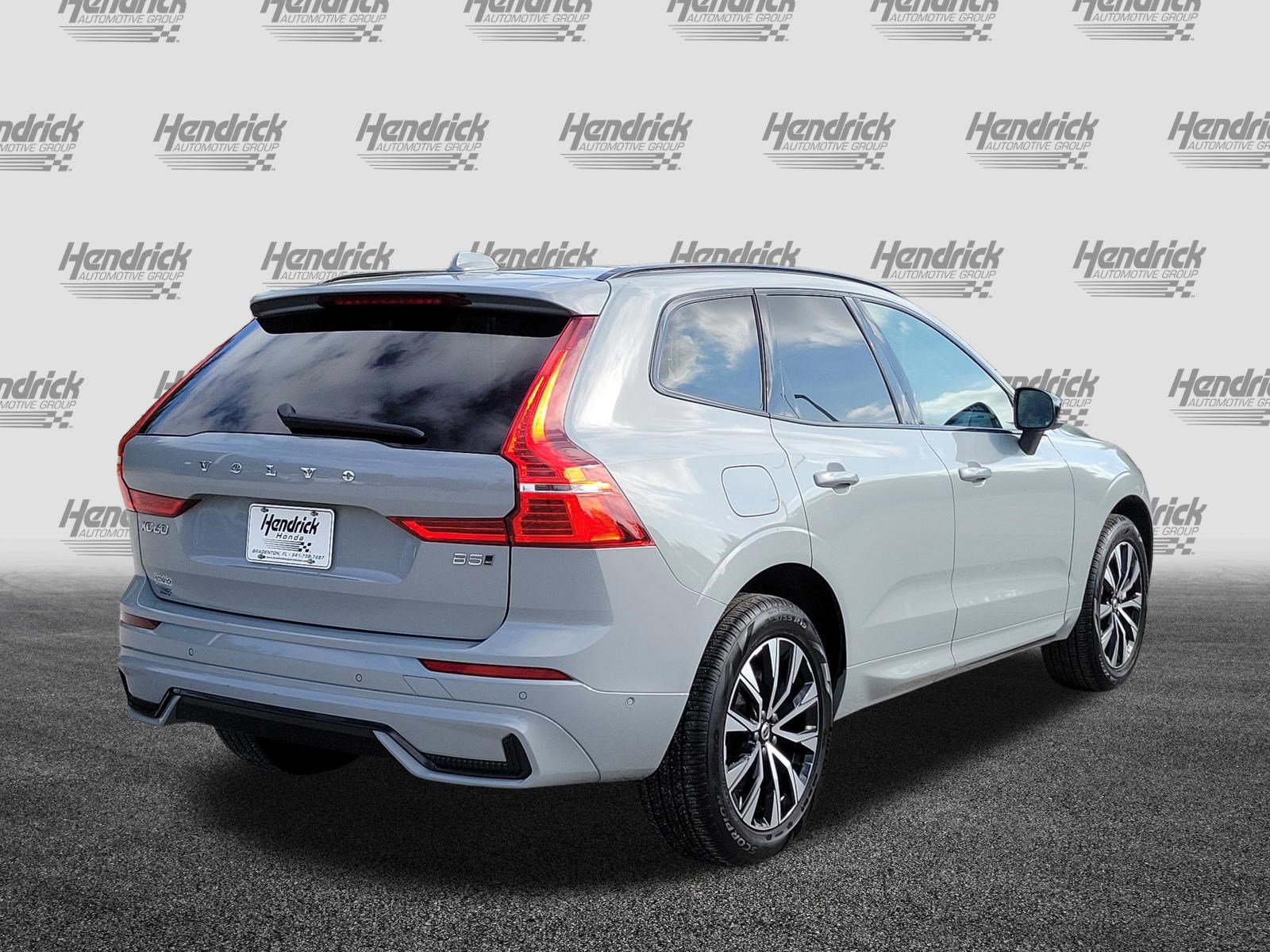 Used 2025 Volvo XC60 B5 Plus image 8