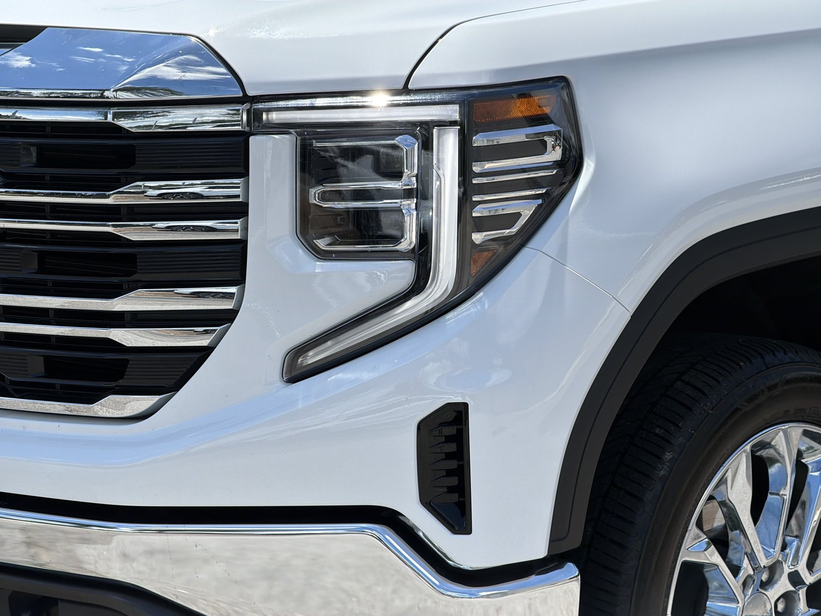 Used 2024 GMC Sierra 1500 SLT w/ SLT Premium Package AWD/4WD image 8