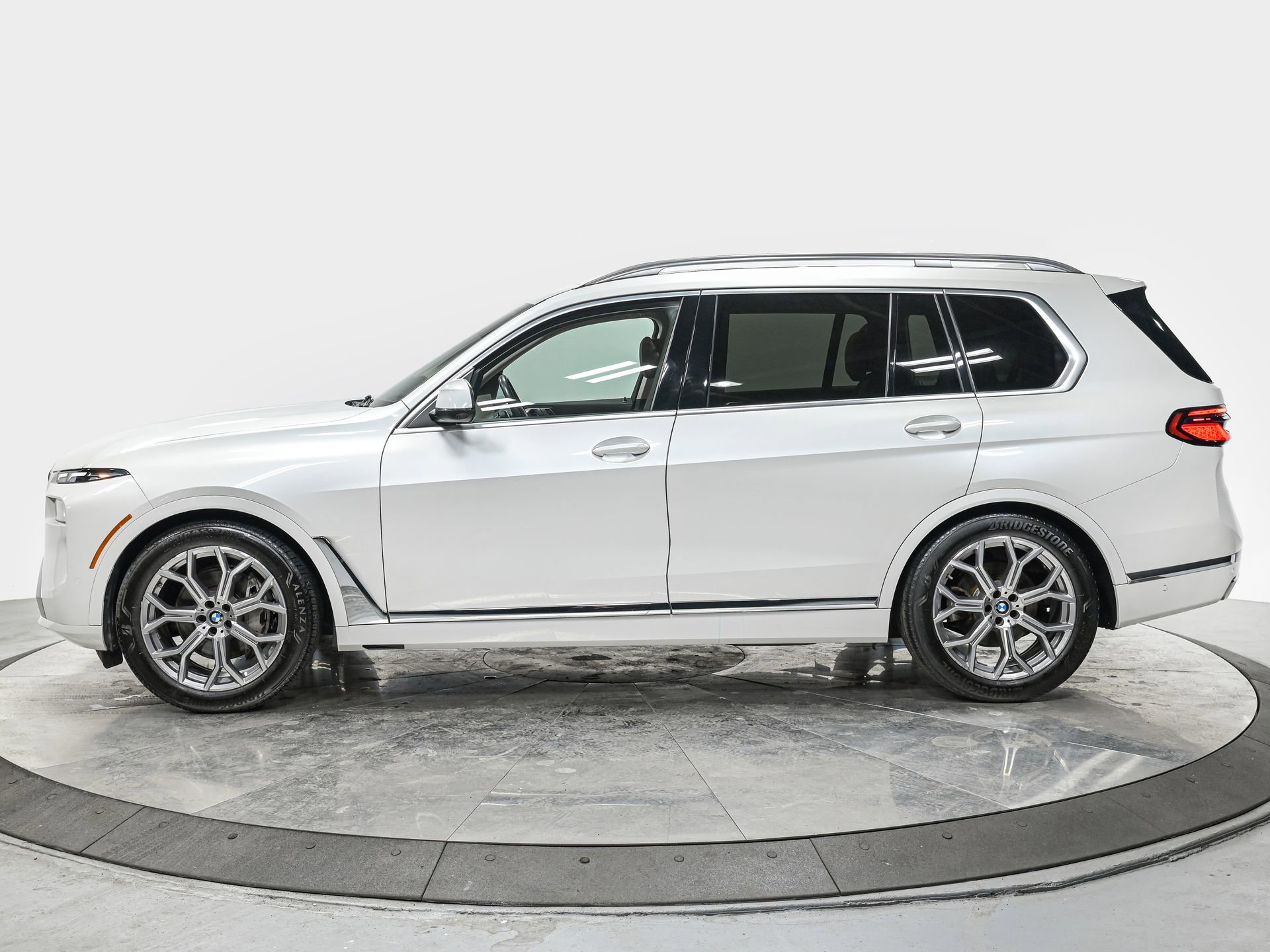 Used 2023 BMW X7 xDrive40i w/ Premium Package AWD/4WD image 2