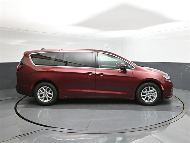 Used 2023 Chrysler Pacifica Touring-L image 26