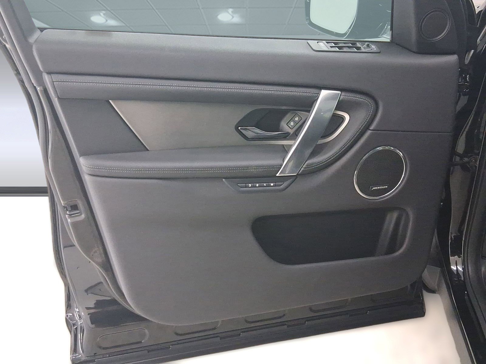 Used 2025 Land Rover Discovery Sport Dynamic SE image 12