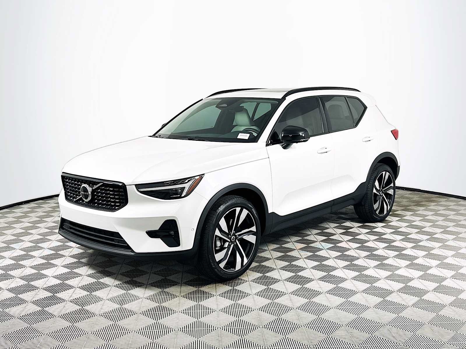 Used 2026 Volvo XC40 B5 Ultra w/ Climate Package AWD/4WD image 3