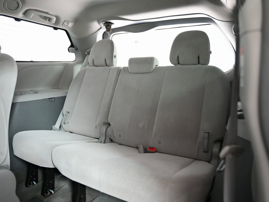 Used 2015 Toyota Sienna LE image 31
