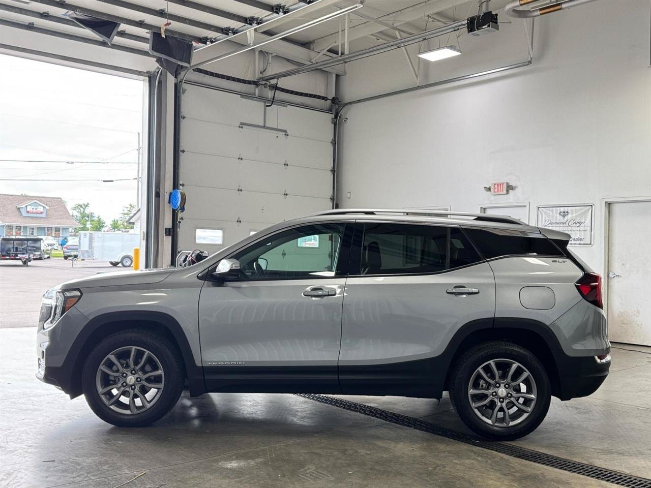 Used 2024 GMC Terrain SLT AWD/4WD image 24