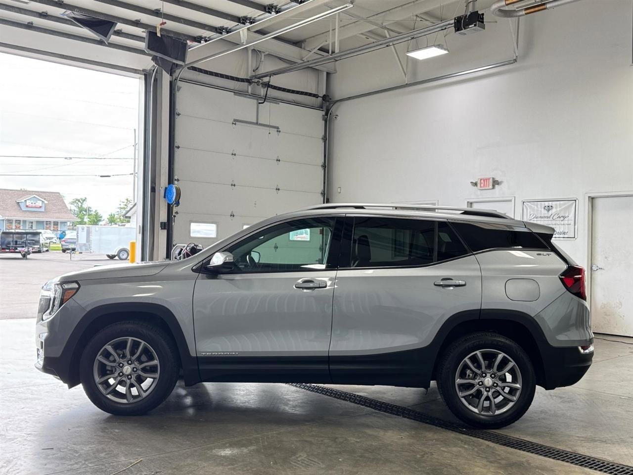 Used 2024 GMC Terrain SLT AWD/4WD image 24