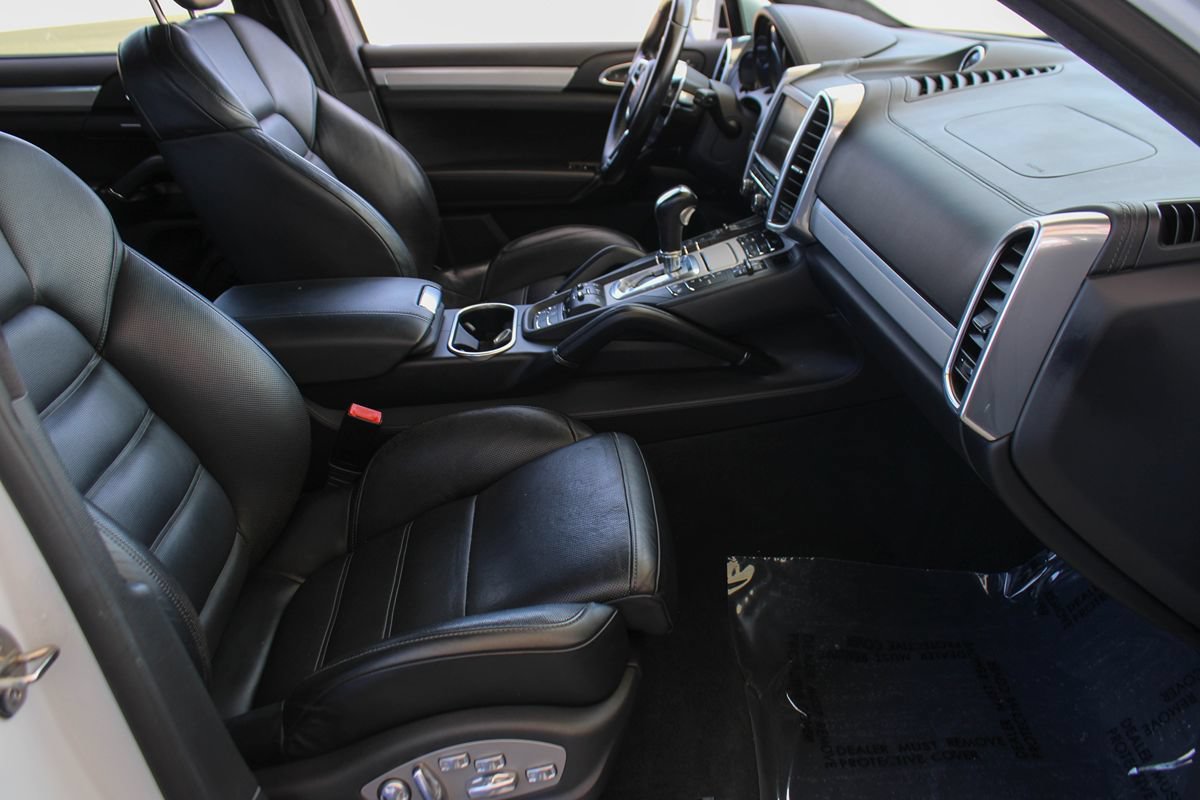 Used 2015 Porsche Cayenne Turbo AWD/4WD image 21