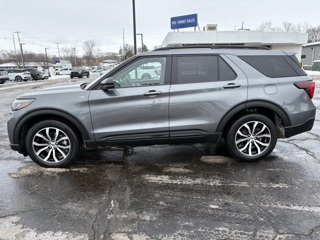 Used 2025 Ford Explorer ST-Line image 2