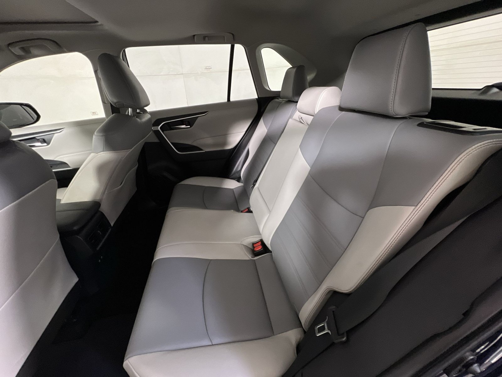 Used 2019 Toyota RAV4 XLE Premium FWD image 24