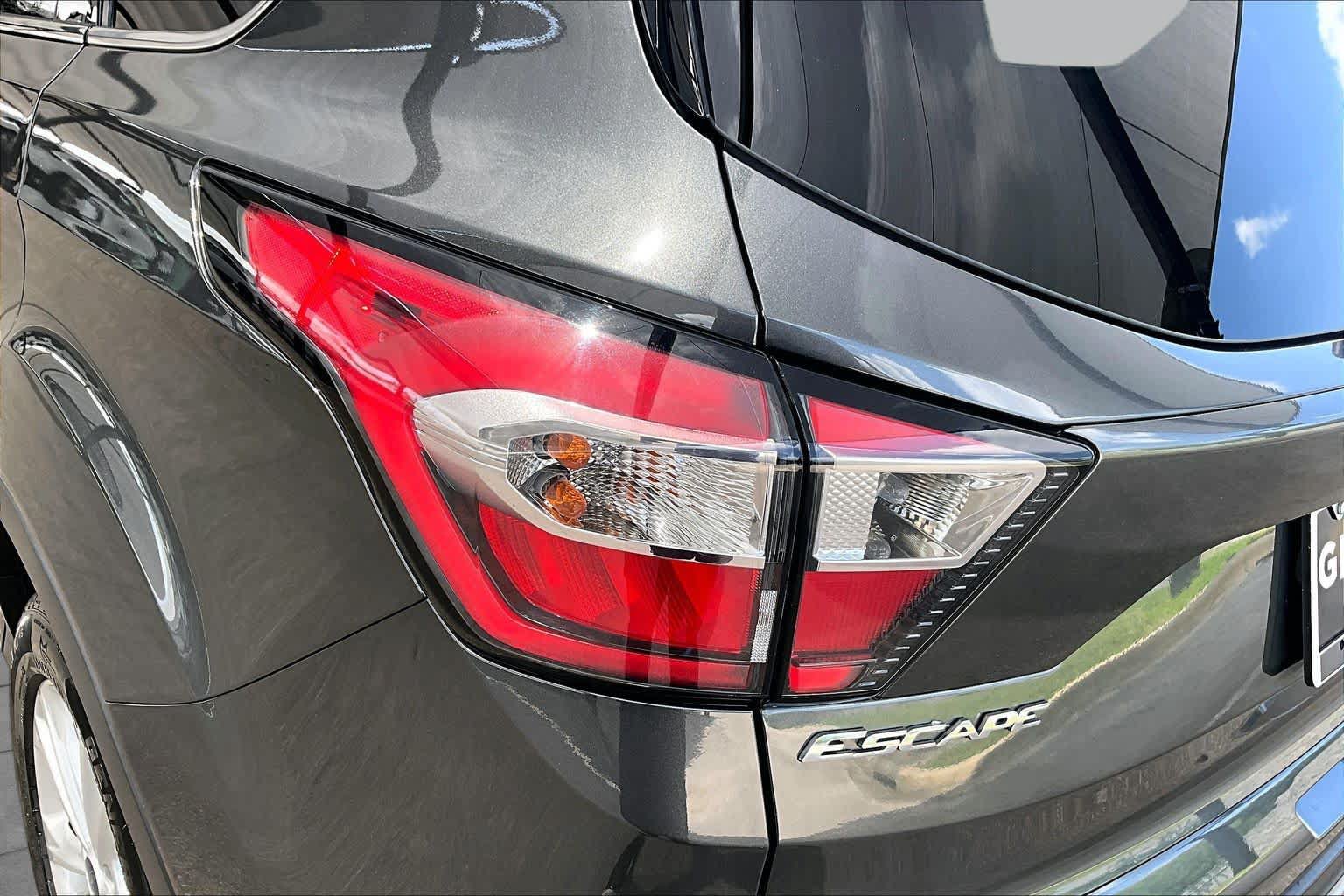 Used 2018 Ford Escape SE w/ SE Sync 3 Package AWD/4WD image 28
