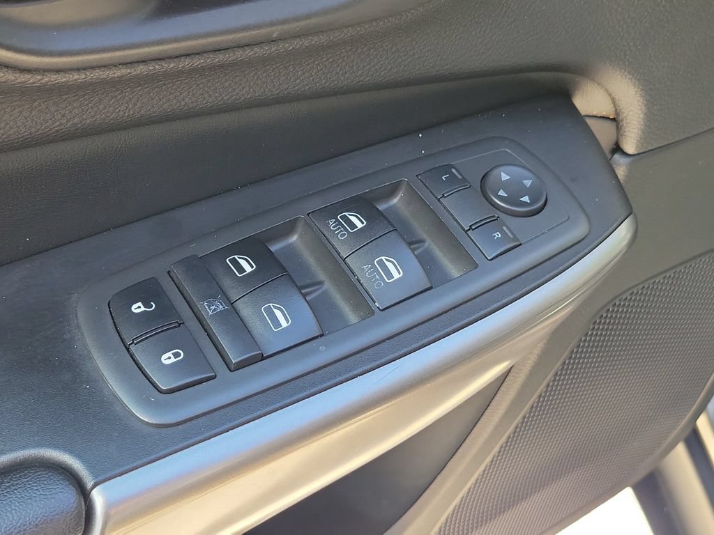 Used 2019 Jeep Cherokee Latitude w/ Popular Appearance Group FWD image 18
