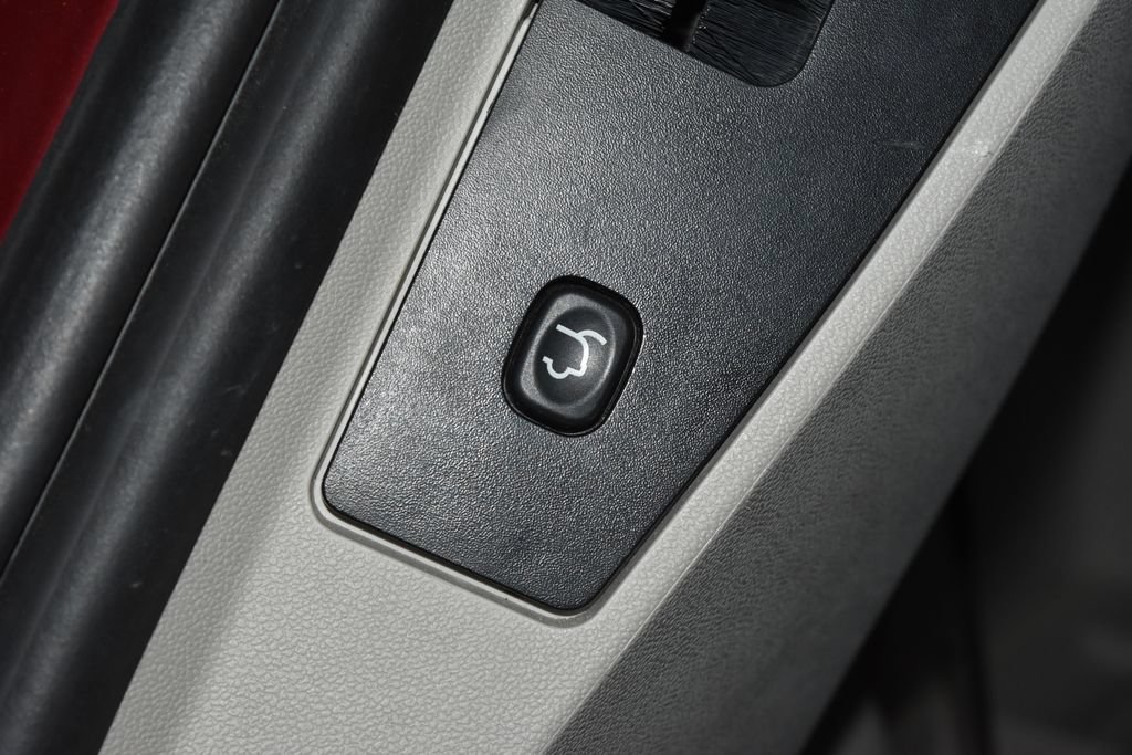 Used 2016 Chrysler Town & Country Touring FWD image 31