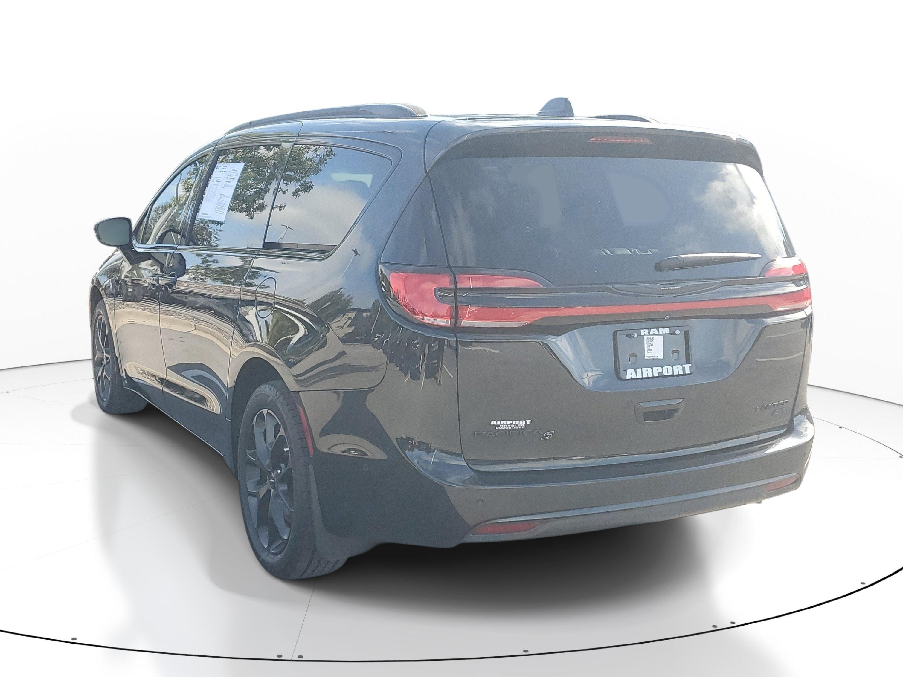 Used 2022 Chrysler Pacifica Limited w/ Uconnect Theater Family Group AWD/4WD image 5