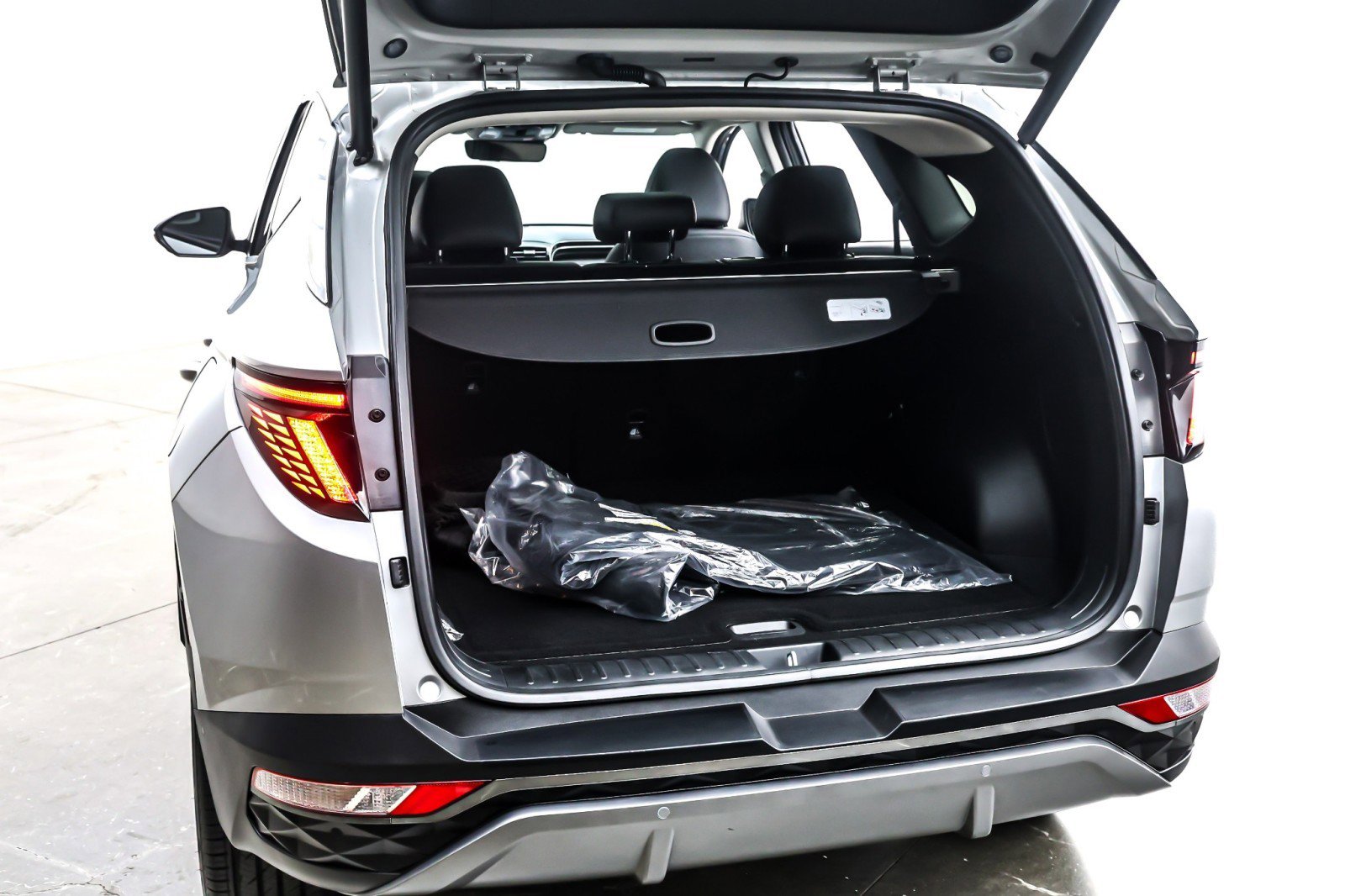 Used 2023 Hyundai Tucson Limited w/ Cargo Package image 24