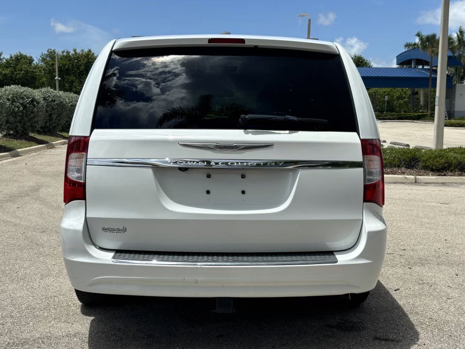 Used 2016 Chrysler Town & Country Touring FWD image 7