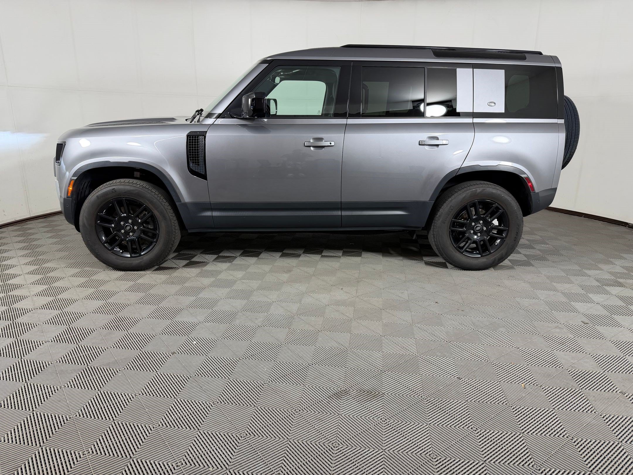 Used 2023 Land Rover Defender 110 S AWD/4WD image 2