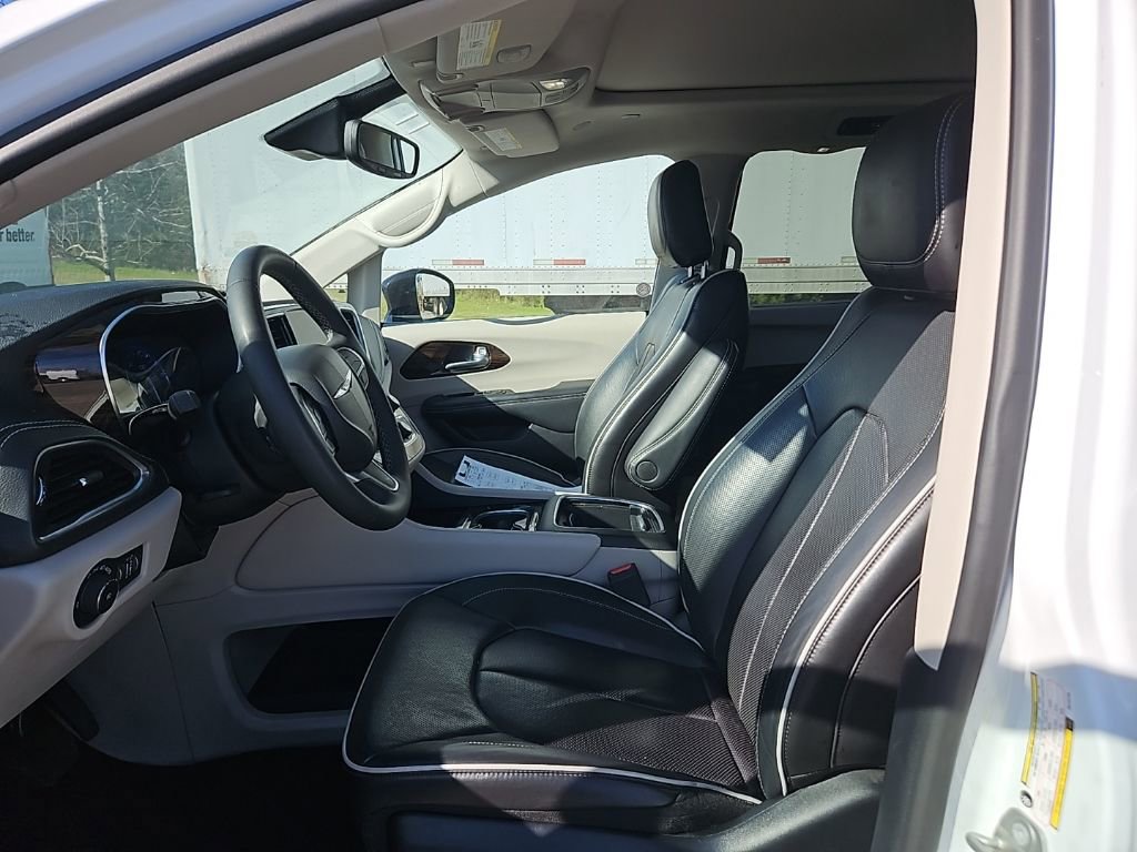 Used 2024 Chrysler Pacifica Limited image 16