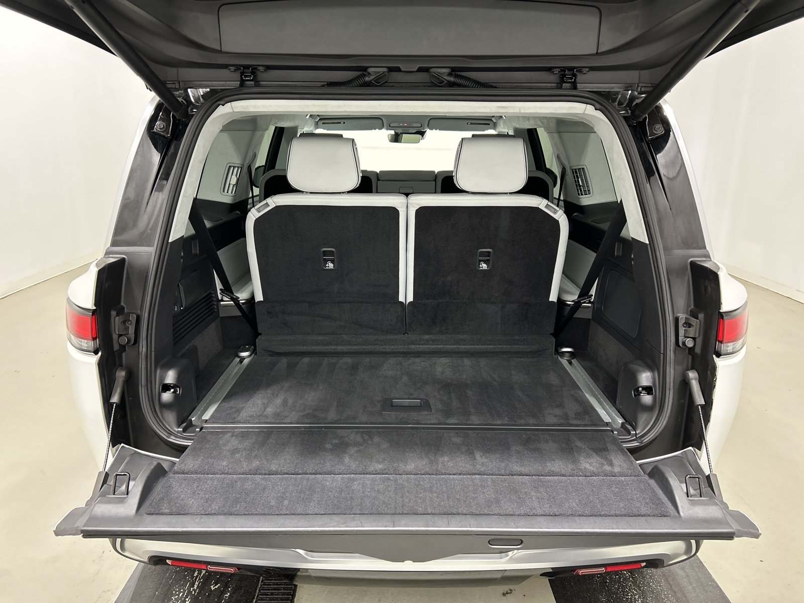 Used 2023 Rivian R1S Adventure AWD/4WD image 15