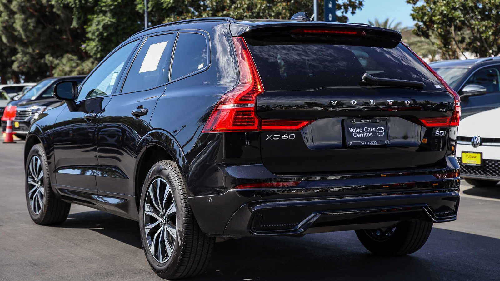 Used 2025 Volvo XC60 B5 Plus w/ Climate Package image 9