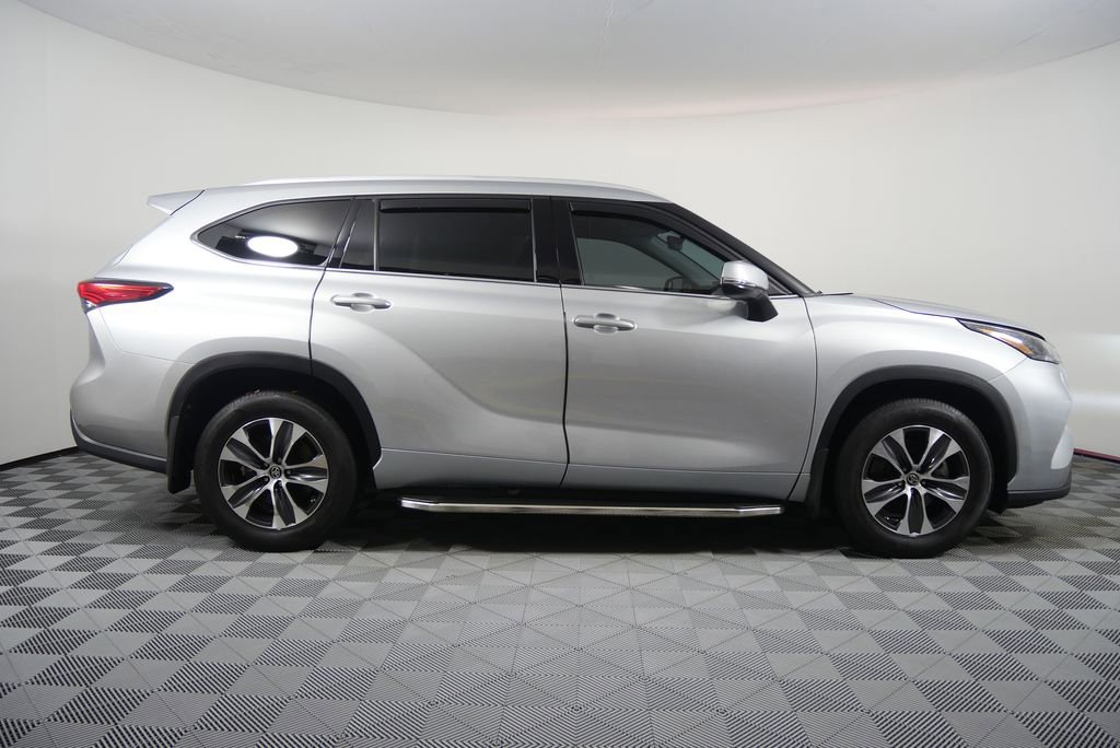 Used 2022 Toyota Highlander XLE image 2