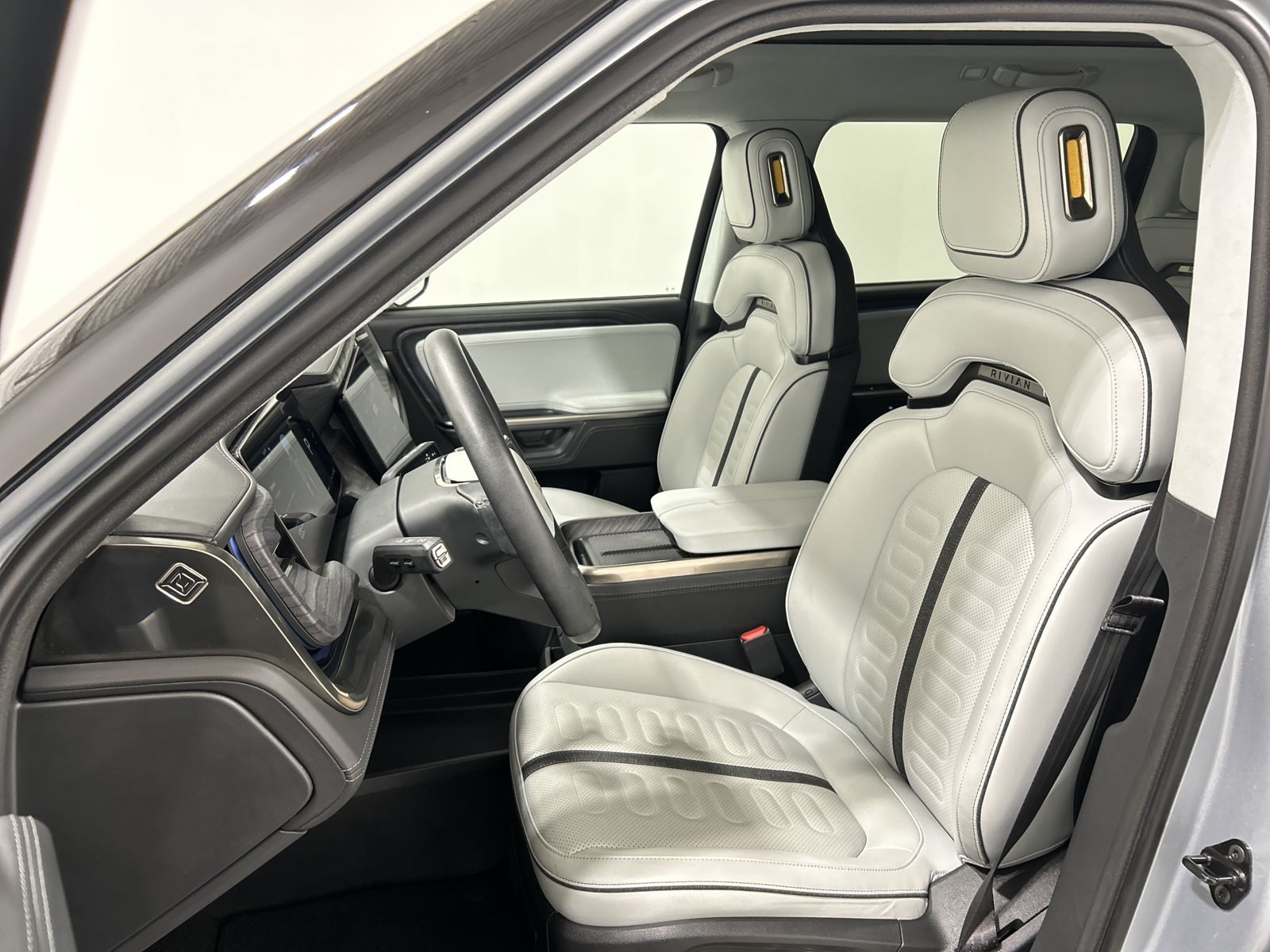 Used 2025 Rivian R1S Adventure Dual AWD/4WD image 20