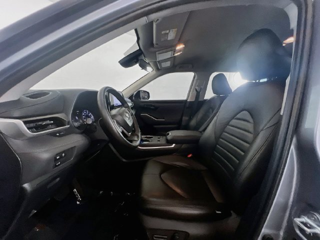Used 2024 Toyota Highlander LE FWD image 17