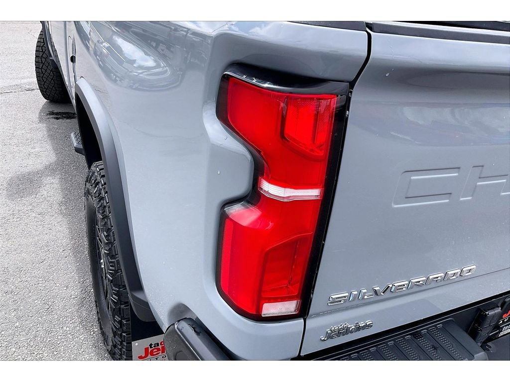 Used 2024 Chevrolet Silverado 2500 ZR2 w/ Technology Package AWD/4WD image 30