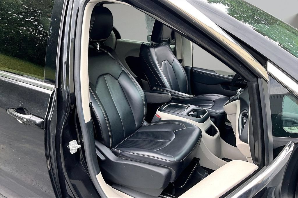 Used 2023 Chrysler Pacifica Touring-L FWD image 29