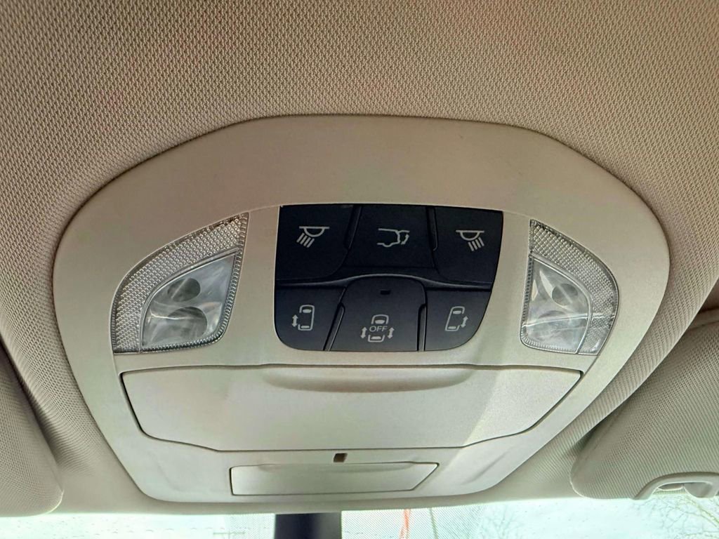 Used 2023 Chrysler Voyager LX image 23